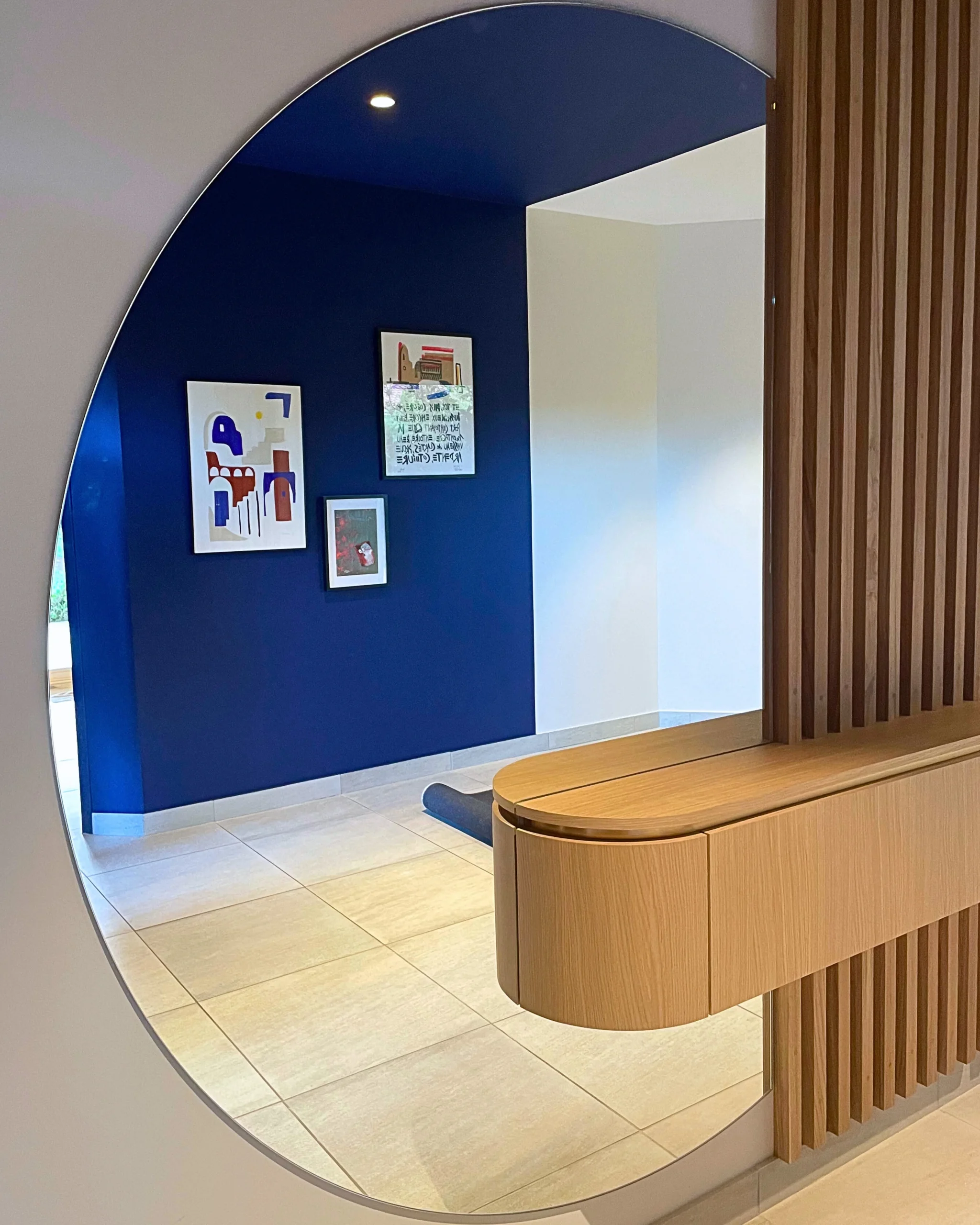 Grand miroir rond sur mesure dans un hall d'entrée