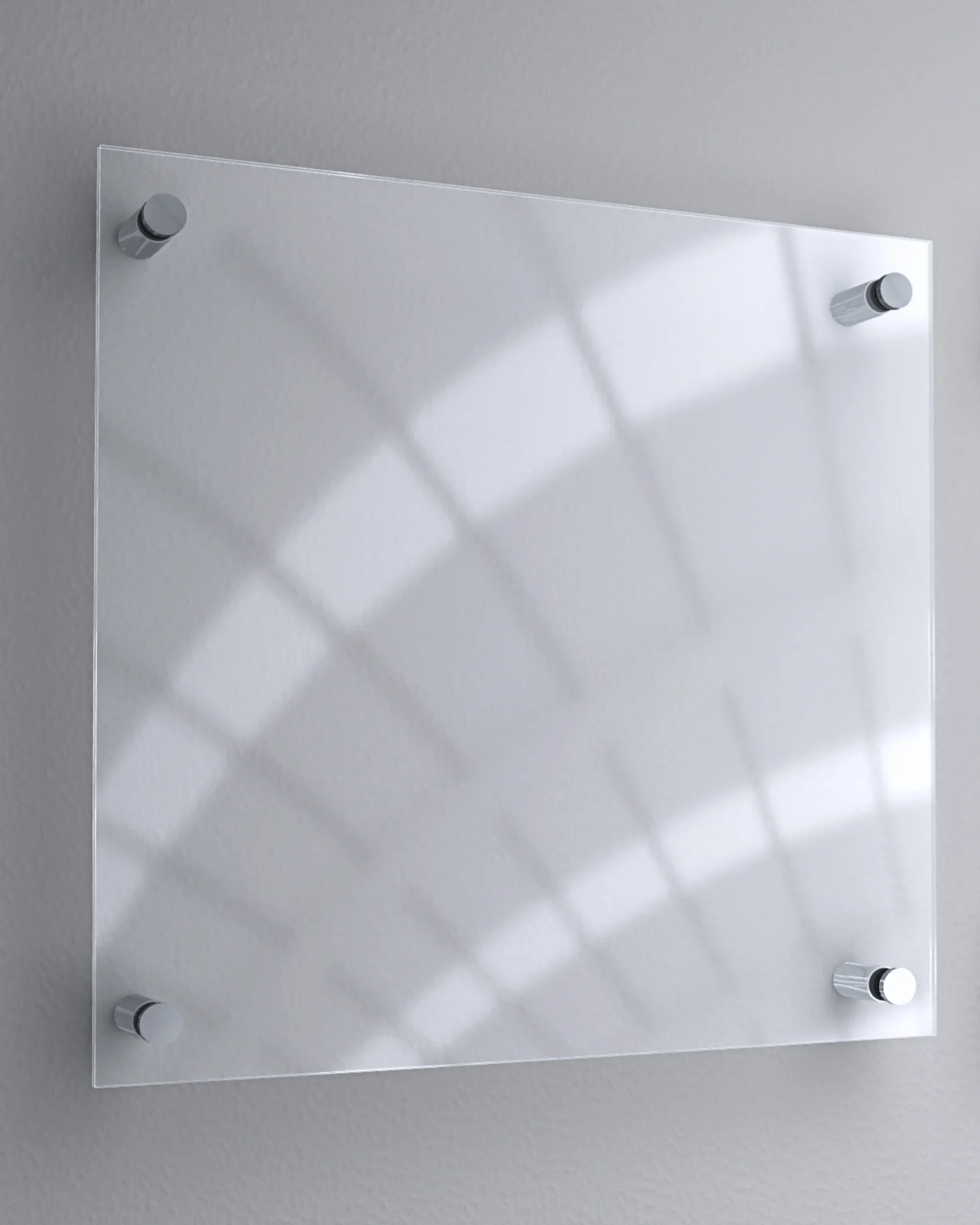 Plaque de plexiglass carrée accrochée sur un mur gris