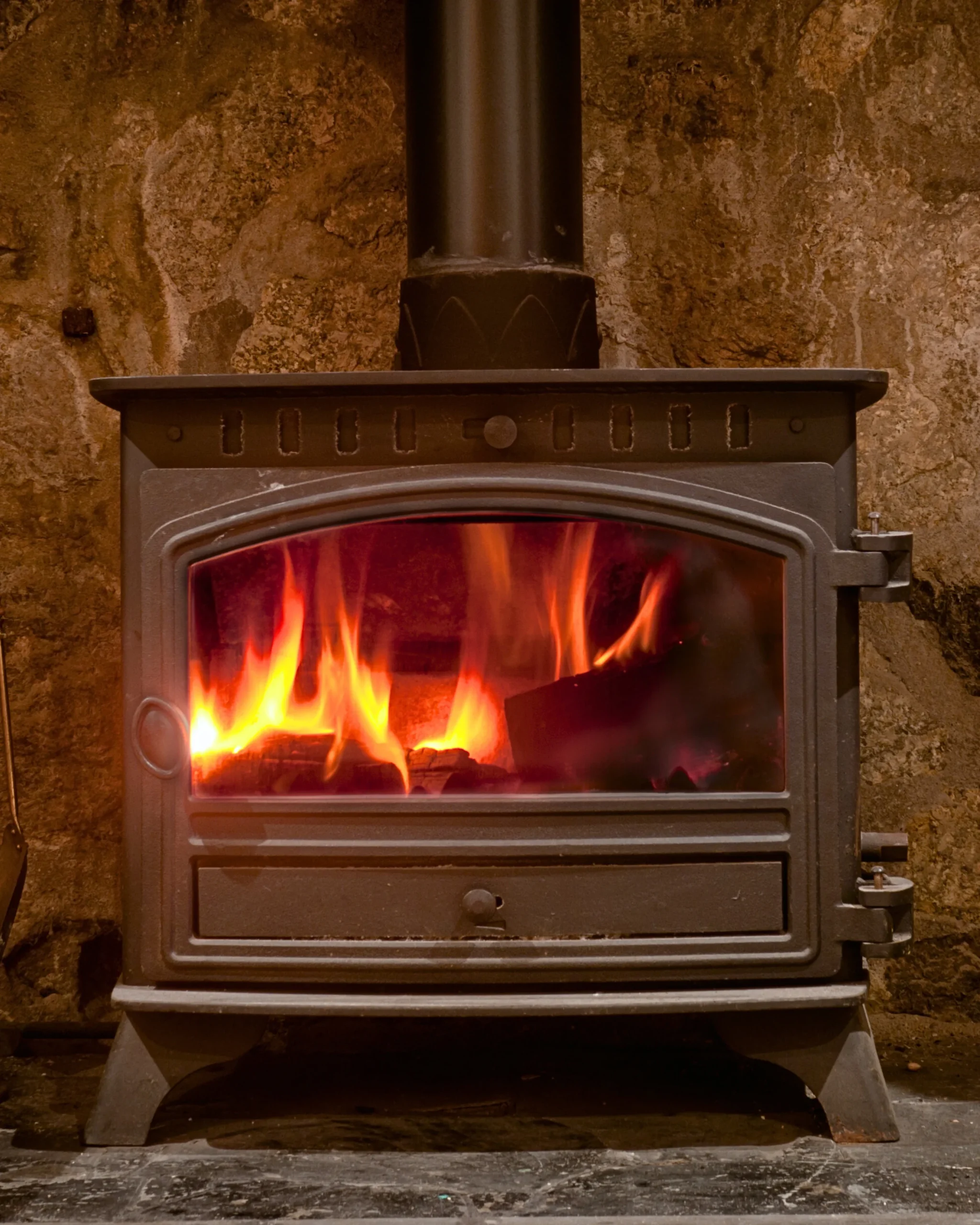 Poêle à bois avec une vitre d'insert, on voit le feu à travers le verre néocéram