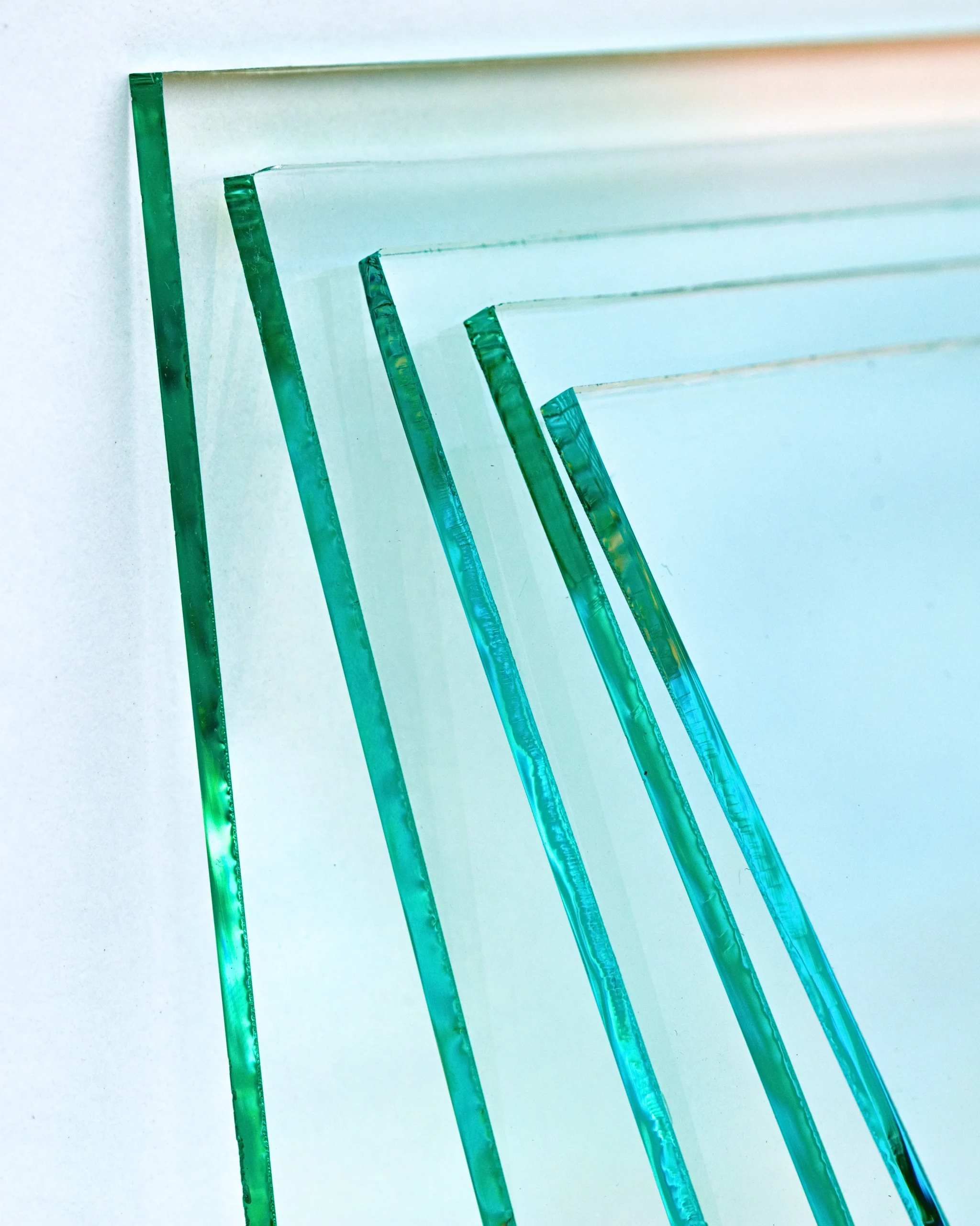 Gros plan sur cinq feuilles de verre simple transparent cote à cote