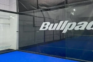 Verre trempé sur un terrain de padel