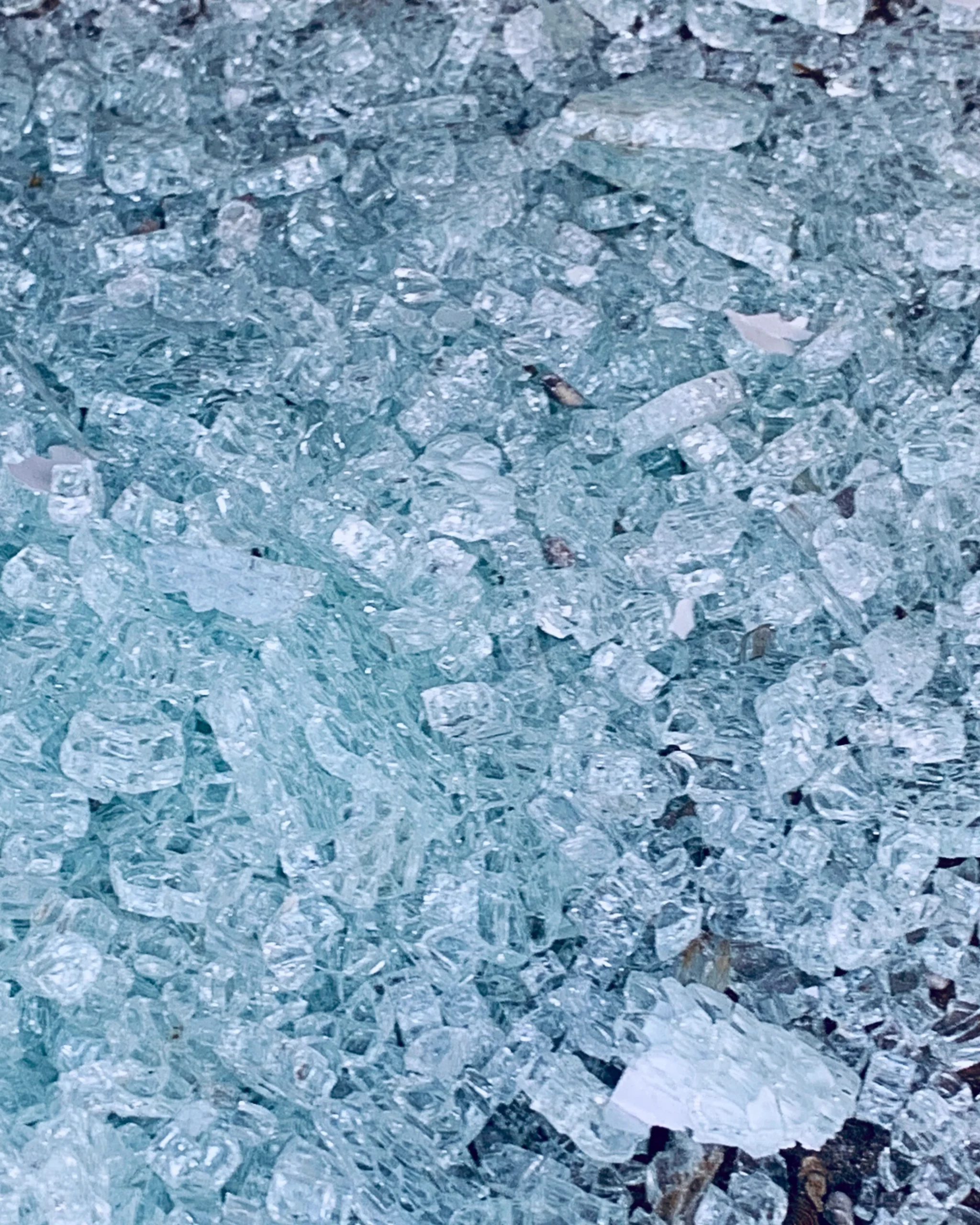 Débris de verre trempé, petits morceaux non coupants des éclats de ce verre