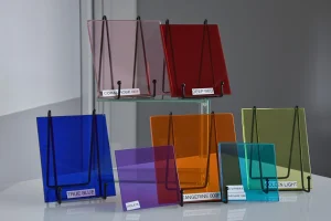 Mise en scène d'échantillons de verre vanceva afin de mettre en avant quelques couleurs : bleu, orange, jaune, rouge, rose