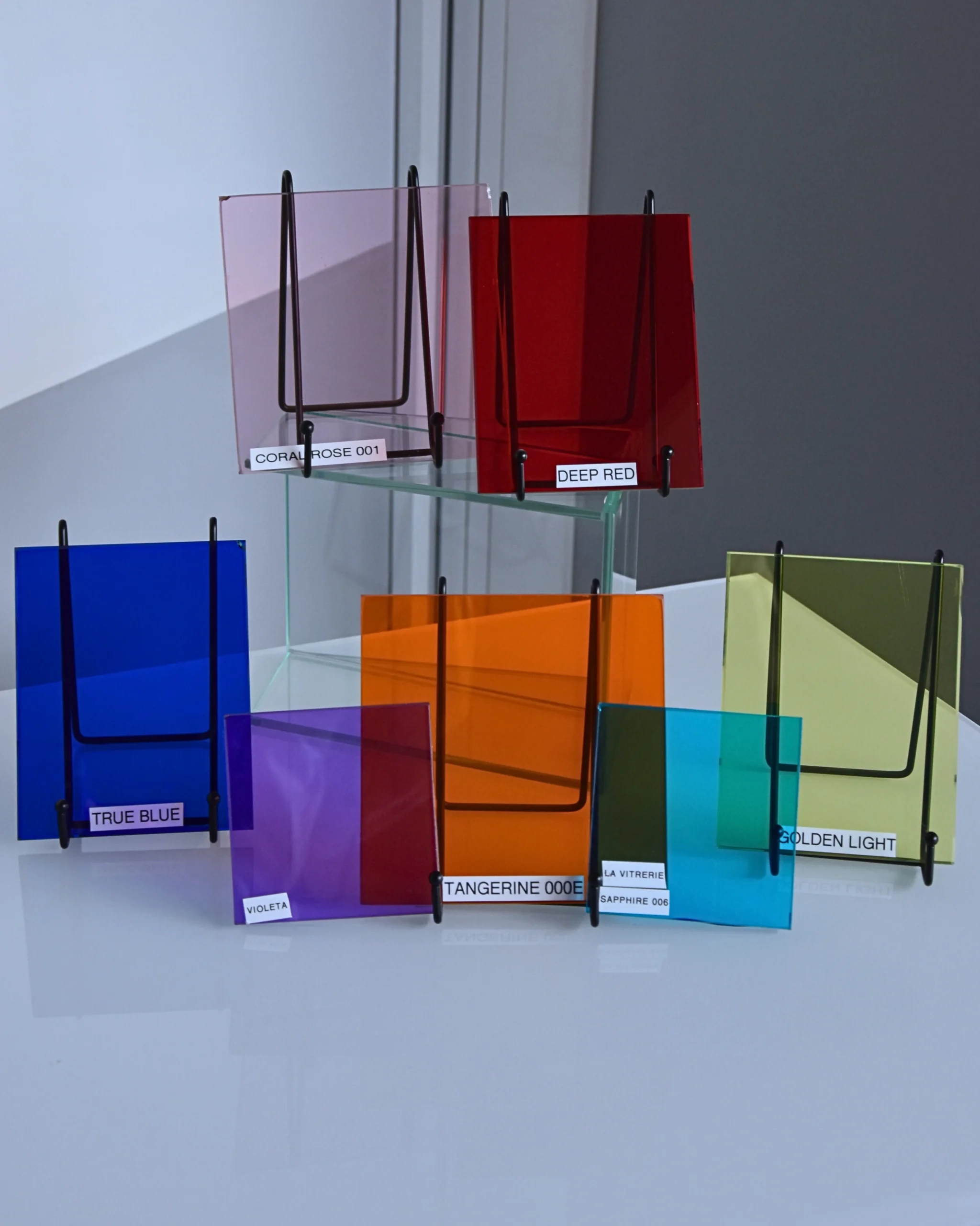 Mise en scène d'échantillons de verre vanceva afin de mettre en avant quelques couleurs : bleu, orange, jaune, rouge, rose